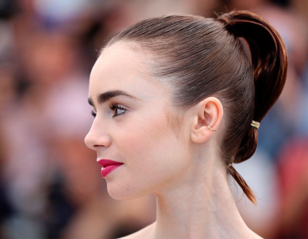 Lily Collins ha trasformato una coda di cavallo in un raccolto fermando la chioma con due fermagli. (Photo credit: Getty Images)