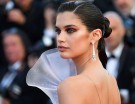 Raccolto a effetto wet con mezzo chignon per Sara Sampaio. (Photo credit: Getty Images)