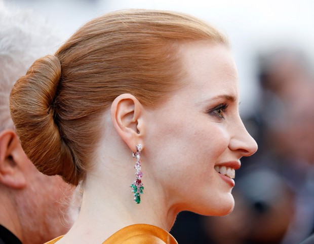 Banana bun di gran classe con i capelli tirati per Jessica Chastain. (Photo credit: Getty Images)