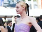 Elle Fanning rende prezioso e romantico lo chignon con un lungo nastro nero. (Photo credit: Getty Images)