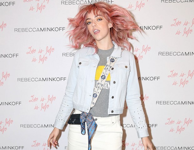 Pyper America Smith sfoggia i suoi capelli rosa sfumati. (Photo credit: Getty Images)