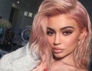 Tra i tanti colori sperimentati da Kylie Jenner non poteva mancare il millennial pink. (Photo credit: Instagram @kyliejenner)