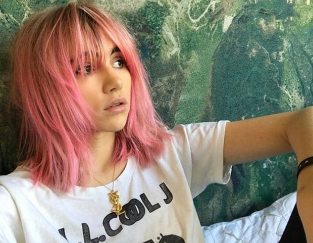 Suki Waterhouse ha cambiato look, con un long bob in millennial pink. (Photo credit: Instagram @sukiwaterhouse)