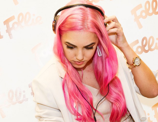 Amber Le Bon, figlia del cantante dei Duran Duran, ha scelto i capelli rosa in una tonalità accesa. (Photo credit: Getty Images)