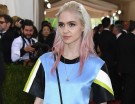 La cantante Grimes ha tinto di millennial pink soltanto le punte dei capelli. (Photo credit: Getty Images)