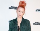 Iggy Azalea con top knot in millennial pink, dalle sfumature pesca. (Photo credit: Getty Images)
