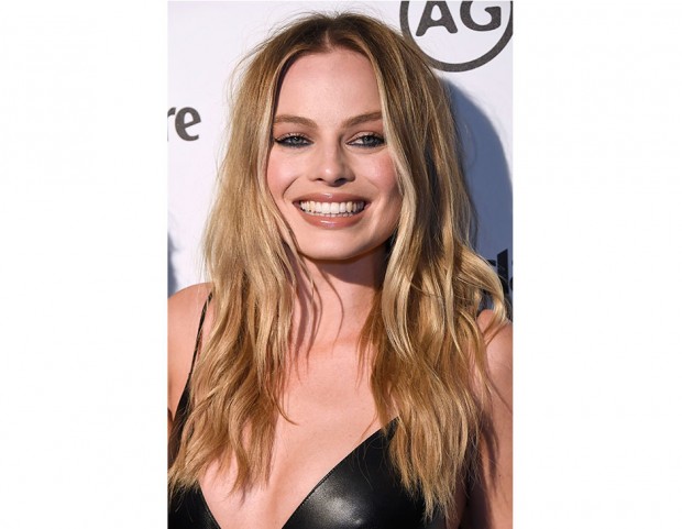 Le onde in stile californiano di Margot Robbie. (Photo credits: Getty Images)