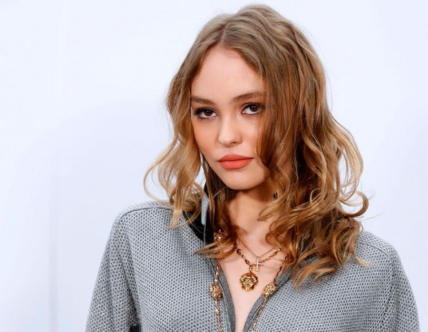 Il mosso casual con boccoli texturizzati da creare con una mousse volumizzante di Lily Rose Depp. (Photo credits: Getty Images)