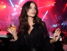 Onde da spiaggia sfoggiate da Emily Ratajkowski a un party. (Photo credits: Getty Images)