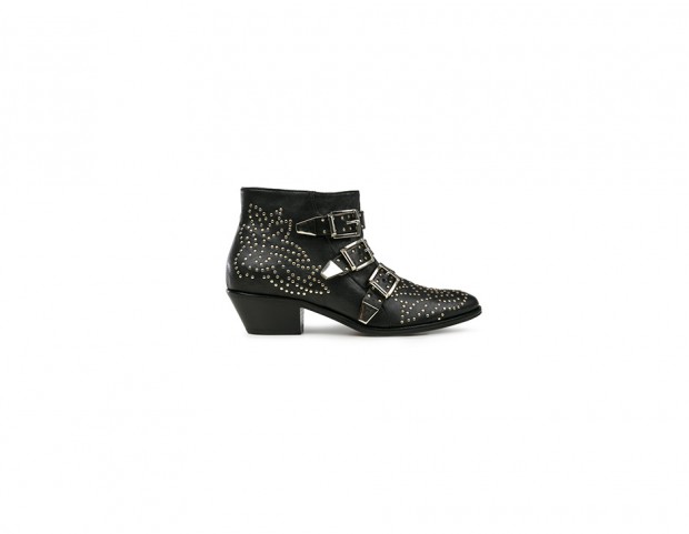 Boots con fibbie e borchie dorate Boots con fibbie e borchie dorate