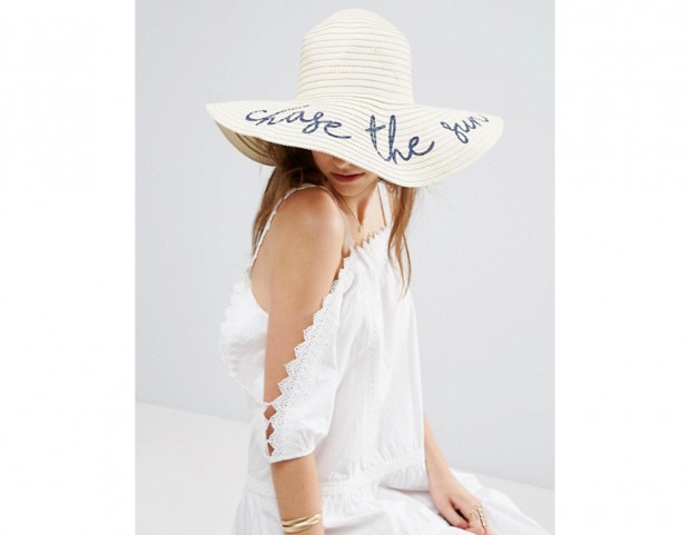 Cappello oversize con scritta