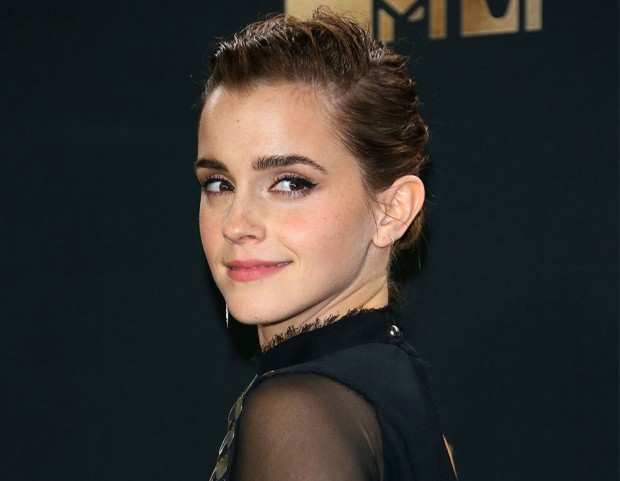Emma Watson ha scelto un raccolto scolpito a effetto bagnato. (Photo credits: Getty Images)