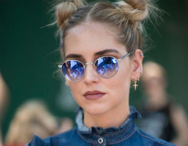 Chiara Ferragni sceglie lo stile anni ’90 con gli space buns.