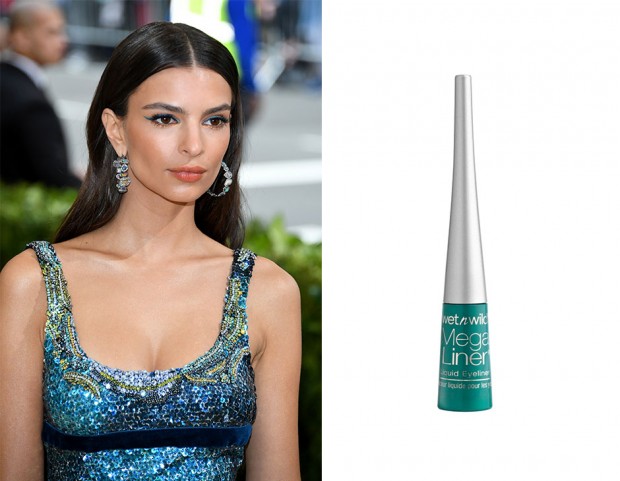 Emily Ratajkowski ha scelto un eyeliner turchese come quello di Wet’n’Wild da abbinare al color oro. (Photo credit: Getty Images)
