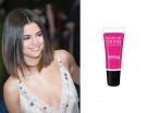 Per un tocco fucsia sugli occhi come Selenza Gomez scegli l’ombretto in crema waterproof di Make Up For Ever. (Photo credit: Getty Images)