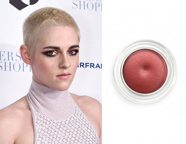 Sfuma l’ombretto in crema Supreme di Nabla con un ombretto nero per copiare il trucco di Kristen Stewart. (Photo credit: Getty Images)