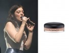 L’Eye Gloss di MAC Cosmetics è formulato specificamente per l’uso sugli occhi. Picchiettalo al centro della palpebra per un trucco luminoso come quello di Lorde.(Photo credit: Getty Images)