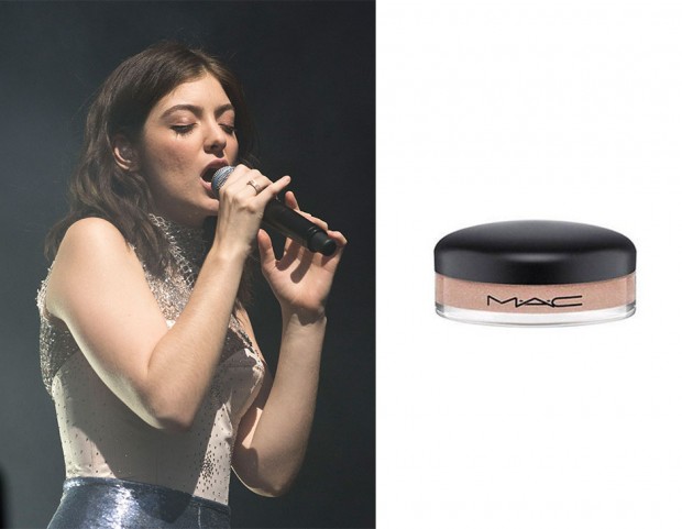 L’Eye Gloss di MAC Cosmetics è formulato specificamente per l’uso sugli occhi. Picchiettalo al centro della palpebra per un trucco luminoso come quello di Lorde.(Photo credit: Getty Images)