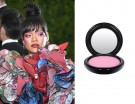 Ispirati a Rihanna e osa con la Iridiscent Powder Justine Skye di MAC Cosmetics. (Photo credit: Getty Images)