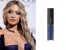 Rita Ora sfoggia uno smokey eyes blu scuro. Copia il suo look con un ombretto in crema dalla texture in gel, super resistente, come quello di L’Oréal. (Photo credit: Getty Images)