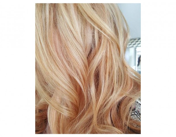 Highlight pesca discreti su capelli biondi. (Photo credit: Instagram styleiconwestgate)