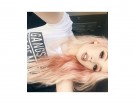 Sfumature peach blonde su una base biondo platino. (Photo credit: Instagram @hailiebarber)