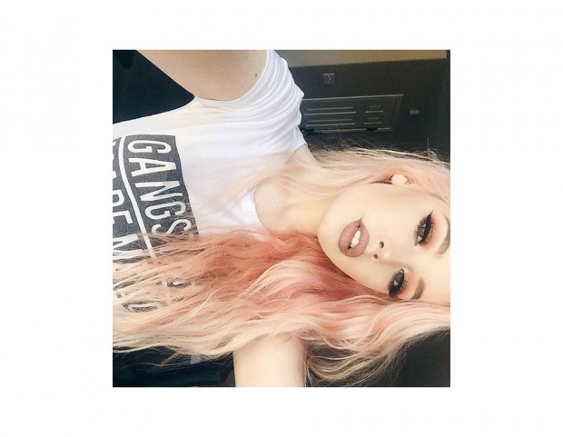 Sfumature peach blonde su una base biondo platino. (Photo credit: Instagram @hailiebarber)