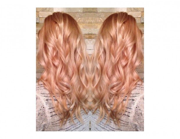 Peach blonde su capelli lunghi e mossi, in versione romantica. (Photo credit: Pinterest Macy Roberts)