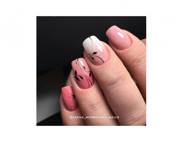 Effetto degradé e decorazione floreale. (Photo credit: Instagram @oxana_merkulova_nails)