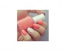 Nail art corallo soft con accent nail a pois. (Photo credit: Instagram @sandrapinkyblue)