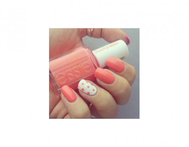 Nail art corallo soft con accent nail a pois. (Photo credit: Instagram @sandrapinkyblue)