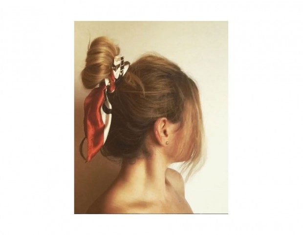 Chignon con foulard, un’acconciatura super sofisticata. (Photo credit: Instagram @andra.vintila)