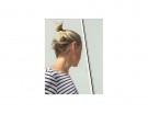Samurai bun su capelli di lunghezza media. (Photo credit: Instagram @daniellagurtner)