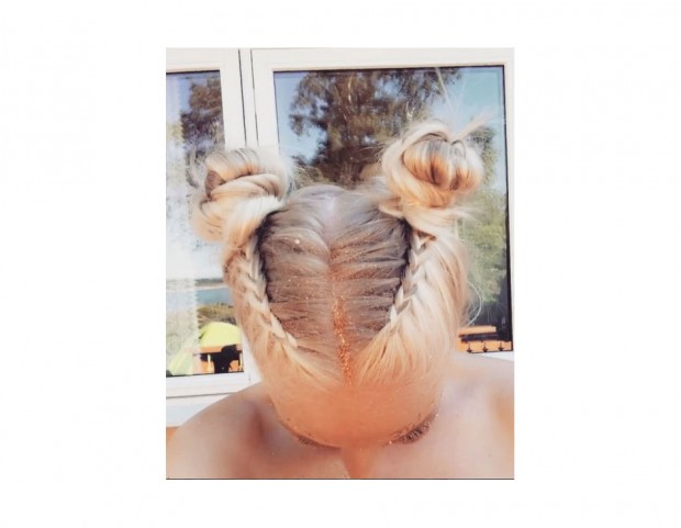Space buns con trecce e glitter. (Photo credit: Instagram @annkschie)