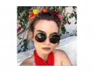 Fiori tra i capelli e treccia a corona. (Photo credit: Instagram @glamsquad)