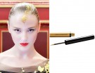 Doppio eyeliner nero e oro per uno stile grafico.