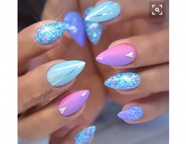 Manicure rosa e turchese con glitter