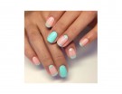 Nail art turchese con spazi negativi rosa nude. Photo credit: Pinterest vk.com