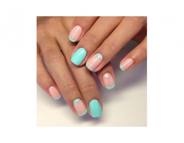 Nail art turchese con spazi negativi rosa nude. Photo credit: Pinterest vk.com