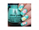 Decorazioni floreali in stile hawaiiano. Photo credit: Instagram @nailsbycambria