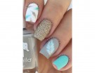 Ogni unghia con una decorazione diversa, nei toni nude, oro e turchese. Photo credit: Instagram @badgirlnails
