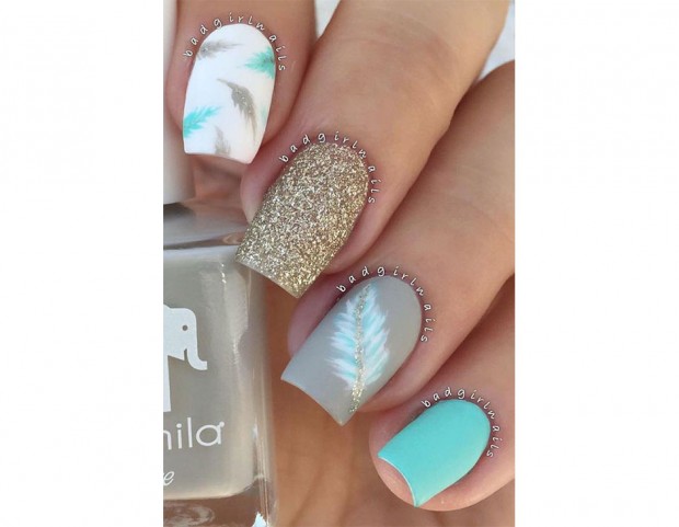 Ogni unghia con una decorazione diversa, nei toni nude, oro e turchese. Photo credit: Instagram @badgirlnails