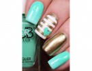Smalto turchese con accent nail oro. Photo credit: Instagram @nailsbycambria