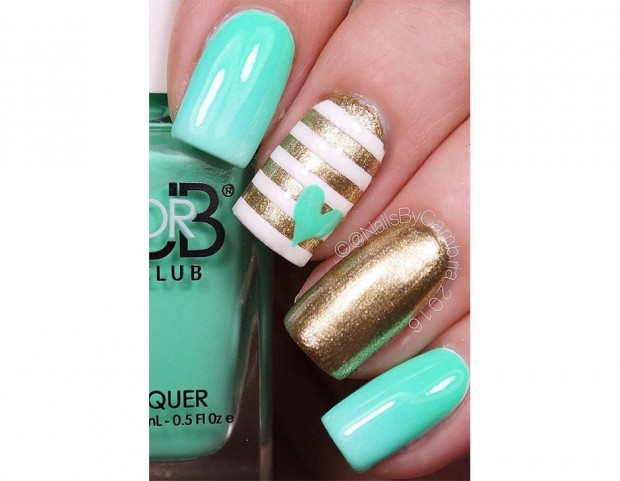 Smalto turchese con accent nail oro. Photo credit: Instagram @nailsbycambria