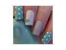 Pois e glitter. Photo credit: Instagram @jewsie_nails