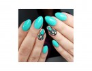 Unghie turchesi a mandorla e decorazione geometrica tribale. Photo credit: Pinterest Indigo Nails Lab.
