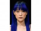 Capelli blu elettrico, per un tocco pop.
