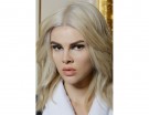 Capelli platino con sopracciglie scure a contrasto.
