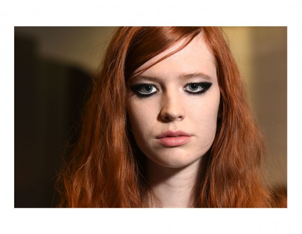 I capelli rossi ramati richiamano i colori dell’autunno.