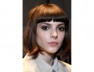 Capelli a caschetto con frangetta.